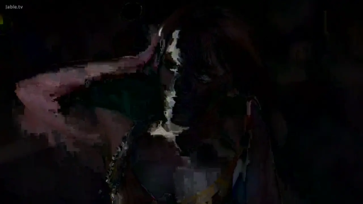 面部特写 · 深色上衣 · 黑暗室内 · 画质模糊 · 侧头