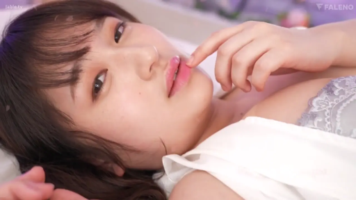 臉部特寫 · 臥室 · 白色吊帶 · 侧卧 · 唯美 · 清纯诱惑 · 咬手指