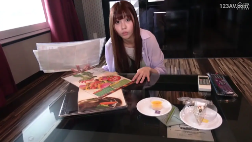 Indoor · Sitting Posture · 自然 · shirt · Browse · 菜单