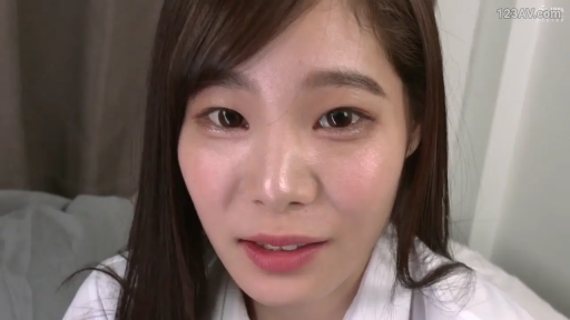 Indoor · Face · 白衬衫 · Stare · 长发 · 温柔 · 正面