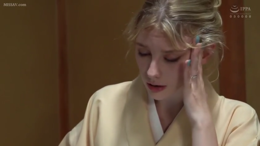 室内 · 坐姿 · 面部特写 · 金发 · 和服 · 疲惫 · 戒指 · 抚摸头部