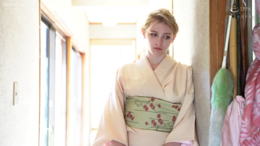 静止 · 中景特写 · 除尘掸 · 柔光照明 · 浅色花卉和服 · 日式室内走廊 · 靠墙斜站 · 忧郁忧伤