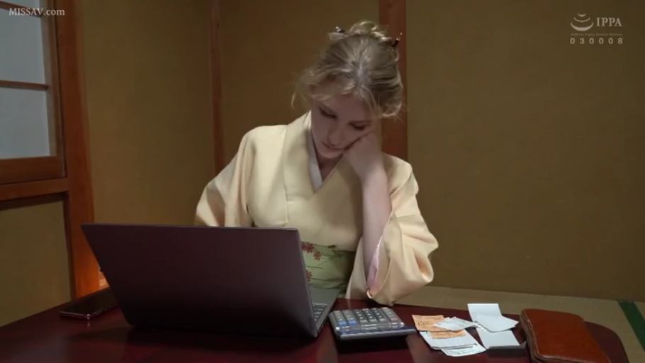 专注 · 和室 · 半身 · 笔记本电脑 · 和服 · 使用电脑 · 计算器 · 扶额坐