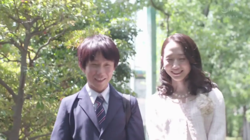 交谈 · 白色连衣裙 · 微笑 · 半身 · 户外 · 熟女 · 单肩包 · 并行