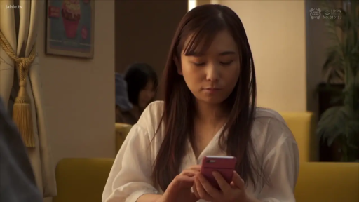 坐姿 · 面部 · 自然 · 桌子 · 餐厅 · 日常 · 用餐 · 白色女衫