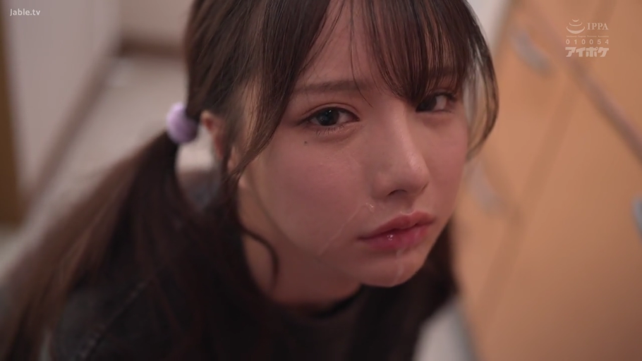 室内 · 脸部特写 · 仰视 · 黑色上衣