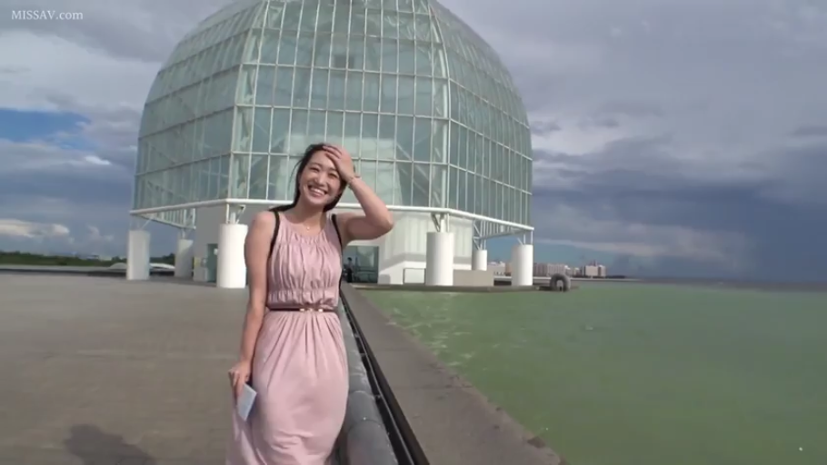 站姿 · 手机 · 灿烂笑容 · 粉色连衣裙 · 全身中景 · 户外水边 · 素人街拍 · 手抚头发