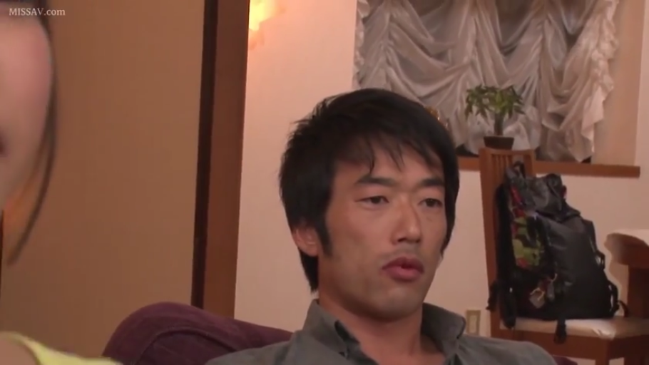 室內 · 坐姿 · 交谈 · 嚴肅 · 面部 · 襯衫 · 亞洲人 · 背包