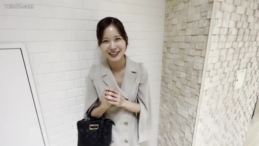 室內 · 站立 · 中景 · 微笑 · 淑女風 · 開朗 · 米色外套 · 黑色手提包