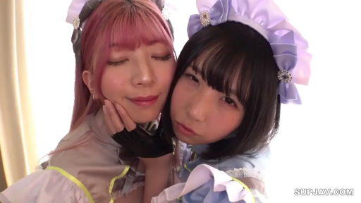 室内 · 闭眼 · 面部特写 · 女仆装 · 双人 · 发带 · 亲密互动 · 相互依偎