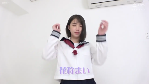 坐姿 · 沙发 · 微笑 · 客厅 · 远景 · 多人 · 休闲服 · 访谈