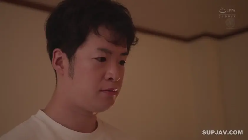 室内 · 真剣 · 顔のクローズアップ · 注視 · 白いTシャツ · 侧立 · 成年男性