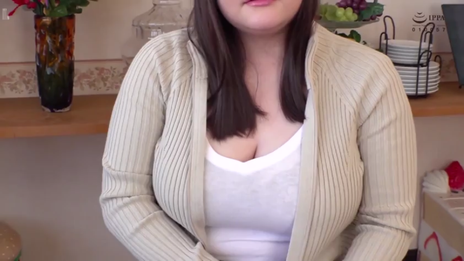 室內 · 坐姿 · 胸部特寫 · 展示 · 巨乳 · 微笑 · 花瓶 · 针织开衫