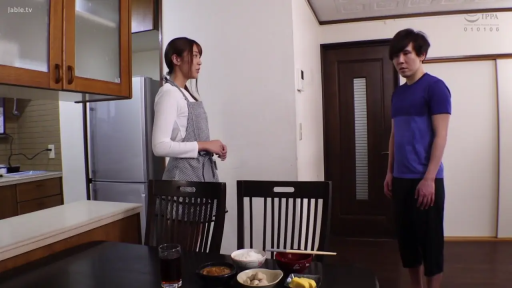 严肃 · 站立 · 全景 · 对话 · 剧情 · 厨房 · 餐具 · 围裙