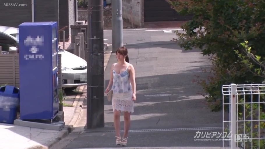 Whole body · 自然 · Handbag · Street · 行走 · Sleeveless vest · 走路 · 日光