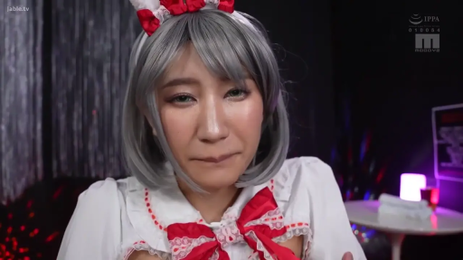 室內 · 臉部特寫 · 女僕裝 · 注视镜头 · 正面坐姿 · 嘟嘴 · 红色发箍 · 灰色短发