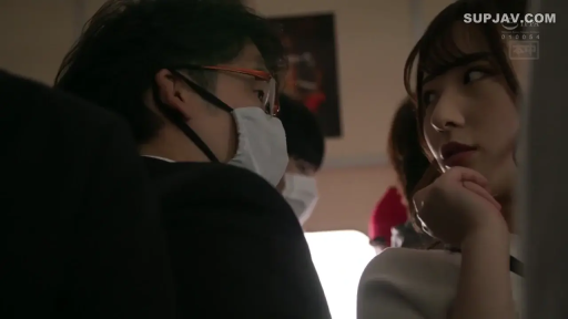 室内 · 面部特写 · 对视 · 妩媚 · 昏暗 · 调情 · 口罩 · 白裙