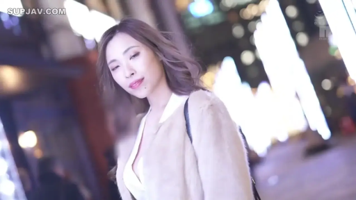 半身特写 · 凝視 · ショルダーバッグ · 侧身站立 · 毛绒外套 · 都市街道 · 从容微笑 · 唯美夜景