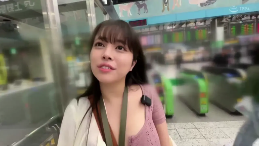 脸部特写 · 站姿 · 微笑 · 粉色镂空针织衫 · 胸麦 · 张望 · 日常感 · 地铁站闸机