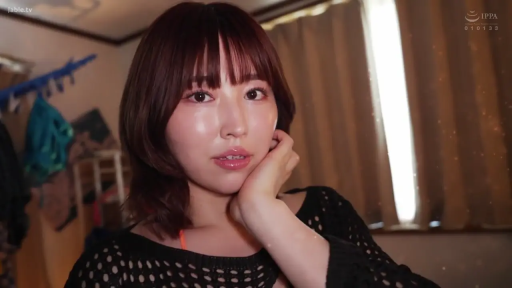 室内 · 面部 · 妩媚 · 注视镜头 · 托腮 · 齐刘海 · 黑色镂空上衣