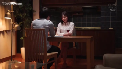 坐姿 · 全景 · 衬衫 · 餐厅 · 凝重 · 红酒杯 · 暗调 · 喝酒谈话