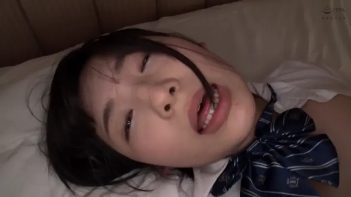 臉部特寫 · 臥室 · 枕頭 · 學生制服 · 恍惚 · 性高潮 · 臥姿 · 日本AV