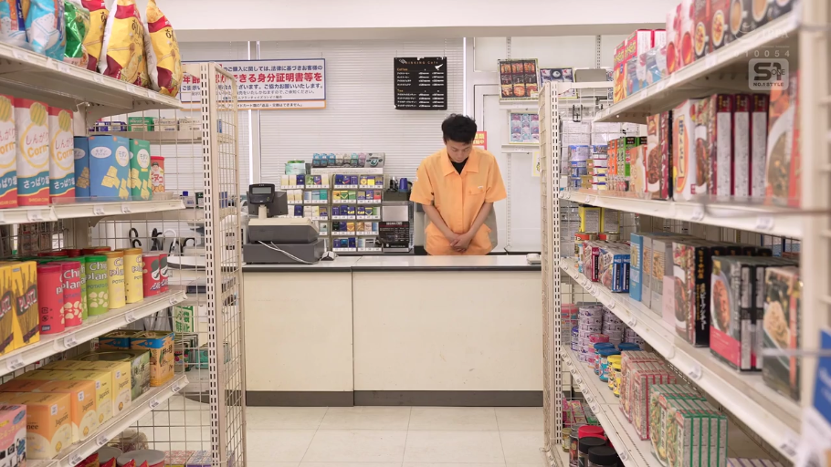 站立 · 遠景 · 便利店 · 便利店制服