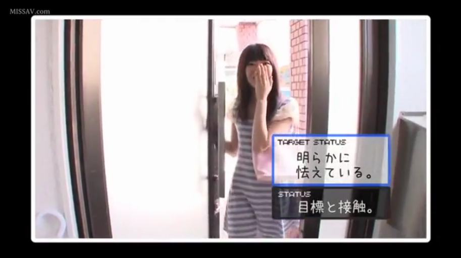 站立 · 门口 · 条纹连衣裙