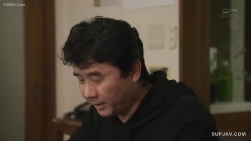 室内 · 全裸 · 沙发 · M字开腿 · 笑容 · 三人性交 · 全身特写 · 露毛