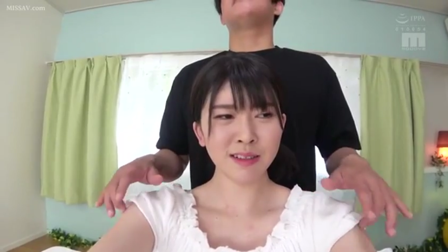 卧室 · 黑色短袖T恤 · 神情放松 · 男性双手特写