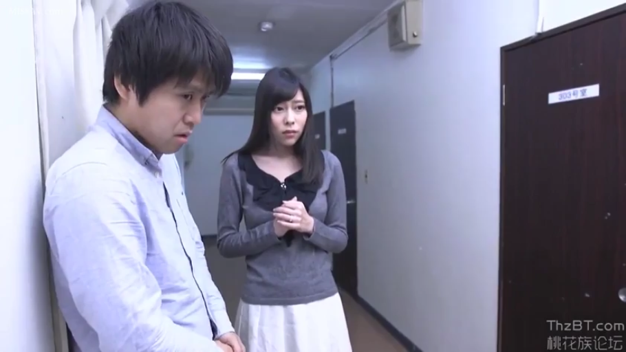 站立 · 中景 · 剧情 · 交流 · 日常服饰 · 室内走廊 · 担忧 · 门牌