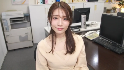 座り姿勢 · 办公室 · 打印机 · 微笑 · 上半身 · 注视镜头 · 職場OL · 米色V领毛衣