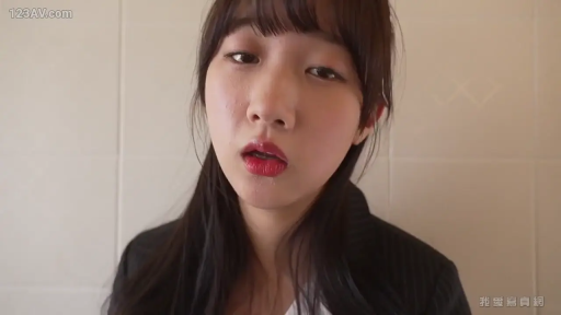 低头 · 脸部特写 · 平静 · 职场风 · 条纹西装 · 瓷砖墙前