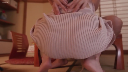 坐姿 · 足部 · 局部特写 · 日式房间 · 掀起裙子 · 米色针织裙 · 木质椅子