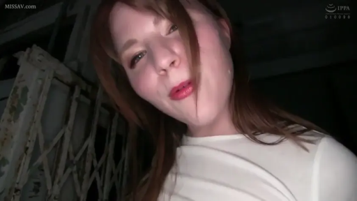 脸部特写 · 注视 · 俯视镜头 · 白色紧身衣 · 昏暗背景 · 红唇微笑 · 近距离感