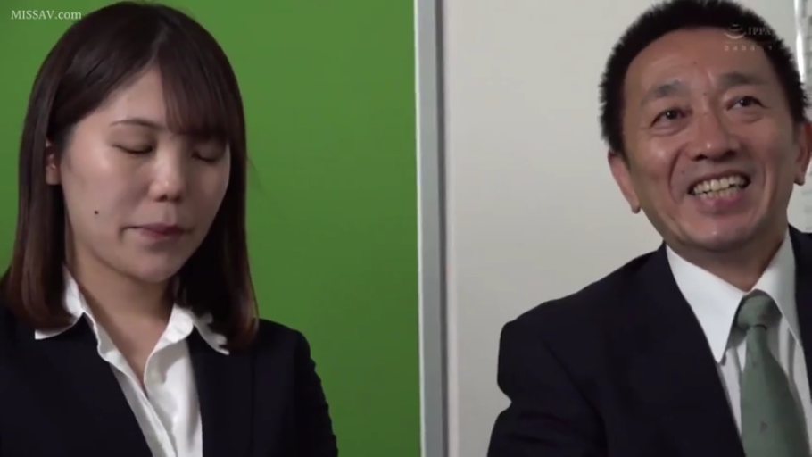 站姿 · 办公室内 · 西服 · 特写 · 谈话 · 笑容 · 职场 · 领带