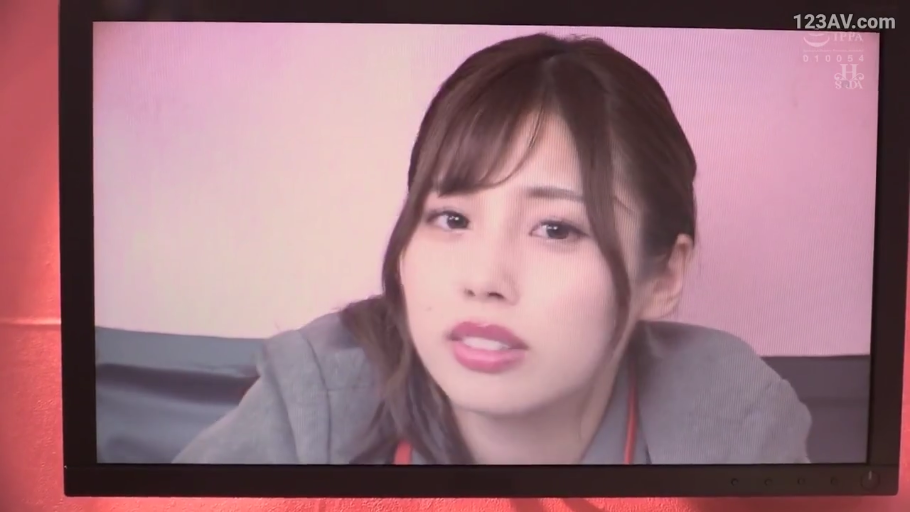 室内 · 坐姿 · 交谈 · 自然 · 职场女性 · 侧脸特写 · 边框 · 灰色职业装