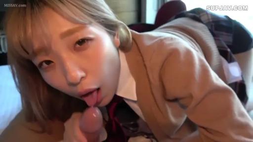 室内 · 俯身 · 校服 · 脸部特写 · 口交 · 沉醉 · 色情 · 阳具