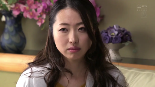 坐姿 · 白大褂 · 忧郁 · 面部特写 · 房间 · 凝视 · 医生 · 花卉