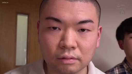 室内 · 真剣 · 顔部のクローズアップ · 白色衬衫 · 凝視 · 正面直视 · 寸头