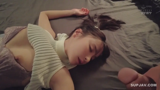 迷离 · 仰卧 · 面部特写 · 床上 · 成人内容 · 床单 · 睡眠 · 露乳针织衫