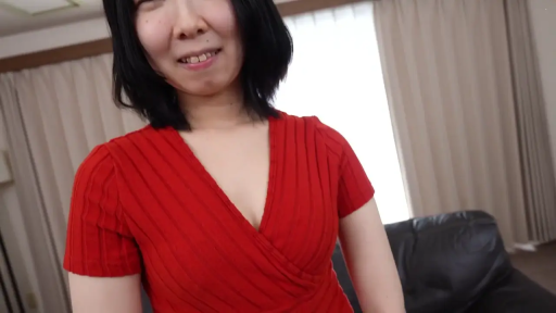 室内 · 中景 · 站姿 · 微笑 · 亚洲女性 · 面向镜头 · 红色短袖V领上衣