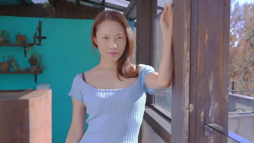 站立 · 盆栽 · 微笑 · 半身 · 倚靠 · 陽台 · 陽光 · 蓝色一字领针织衫