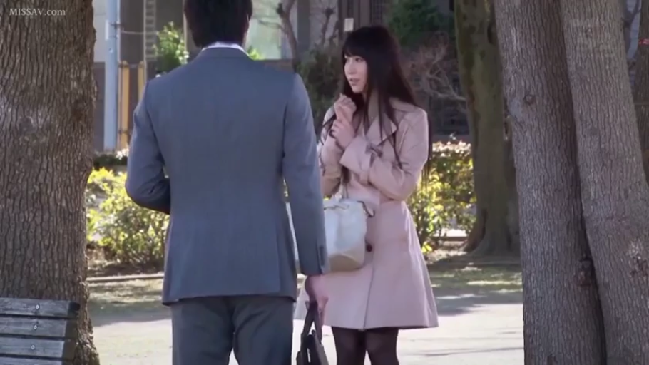 坐姿 · 面部 · 专注 · 手机 · JK制服 · 电车 · 侧颜 · 玩手机