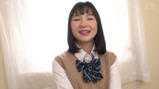 Indoor · Facing the camera · JK Uniform · 正面 · 胸部以上 · 齐刘海 · 甜美笑容