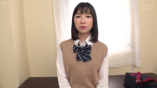 室内 · 校服 · 中景 · 正坐 · 对视 · 学生 · 无表情 · 书包