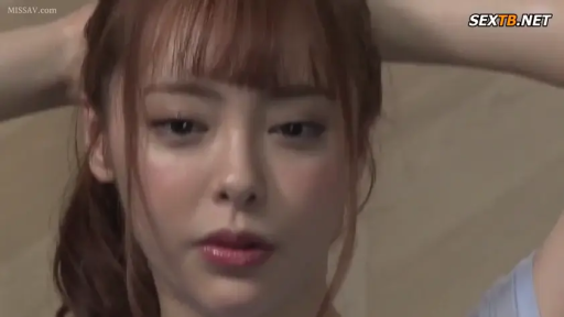 室内 · 面部 · 平静 · 少女 · 整理头发 · 双手抱头 · 浅蓝上衣