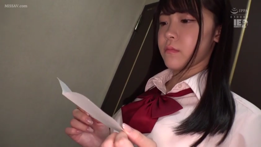 室内 · 专注 · 站立 · 面部特写 · 制服 · 阅读 · 亚洲女性 · 信件