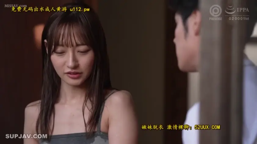 室内 · 站立 · 羞涩 · 中景 · 对话 · 湿身效果 · 灰色吊带衫