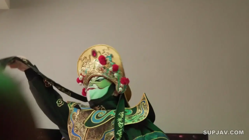 室内 · 严肃 · 站立 · 头部特写 · 京剧服饰 · 变脸表演 · 戏曲头饰 · 变脸